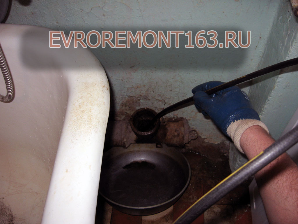 При смыве унитаза поднимается вода в ванной stroymagazin77.ru