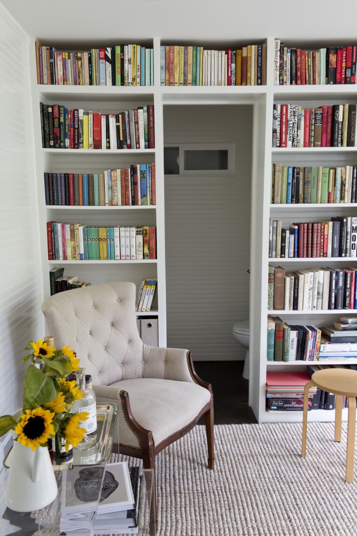 Хранение книг в маленькой квартире: 7 лайфхаков