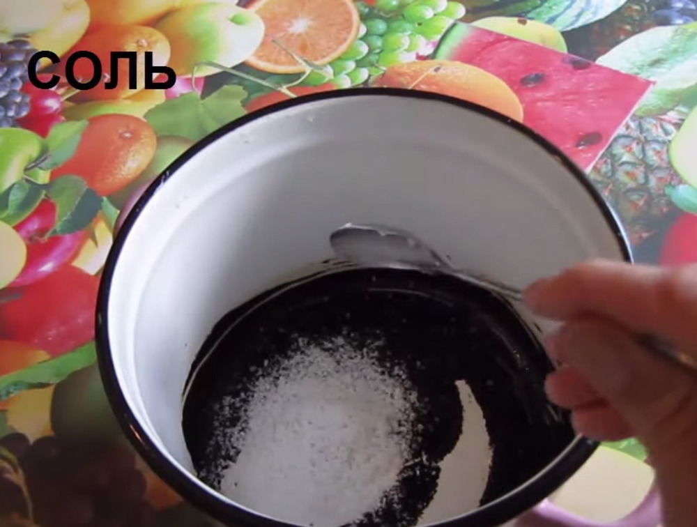 Как почистить эмаль. Пригоревшая эмалированная кастрюля. Пригоревший сахар на дне кастрюли. Дырка в дне эмалированной кастрюли. В чайнике пригорела эмаль.