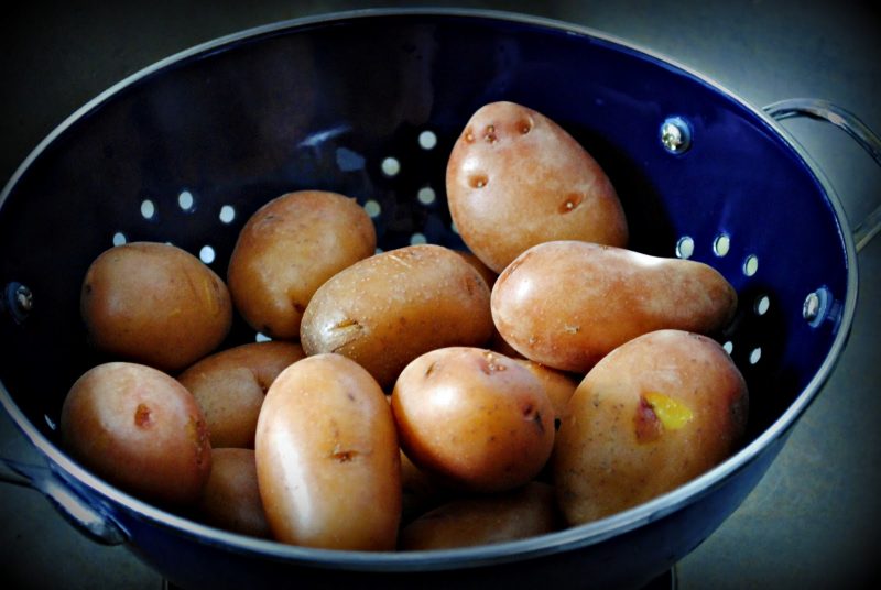 Как и сколько времени варить картофель в мундире для салата