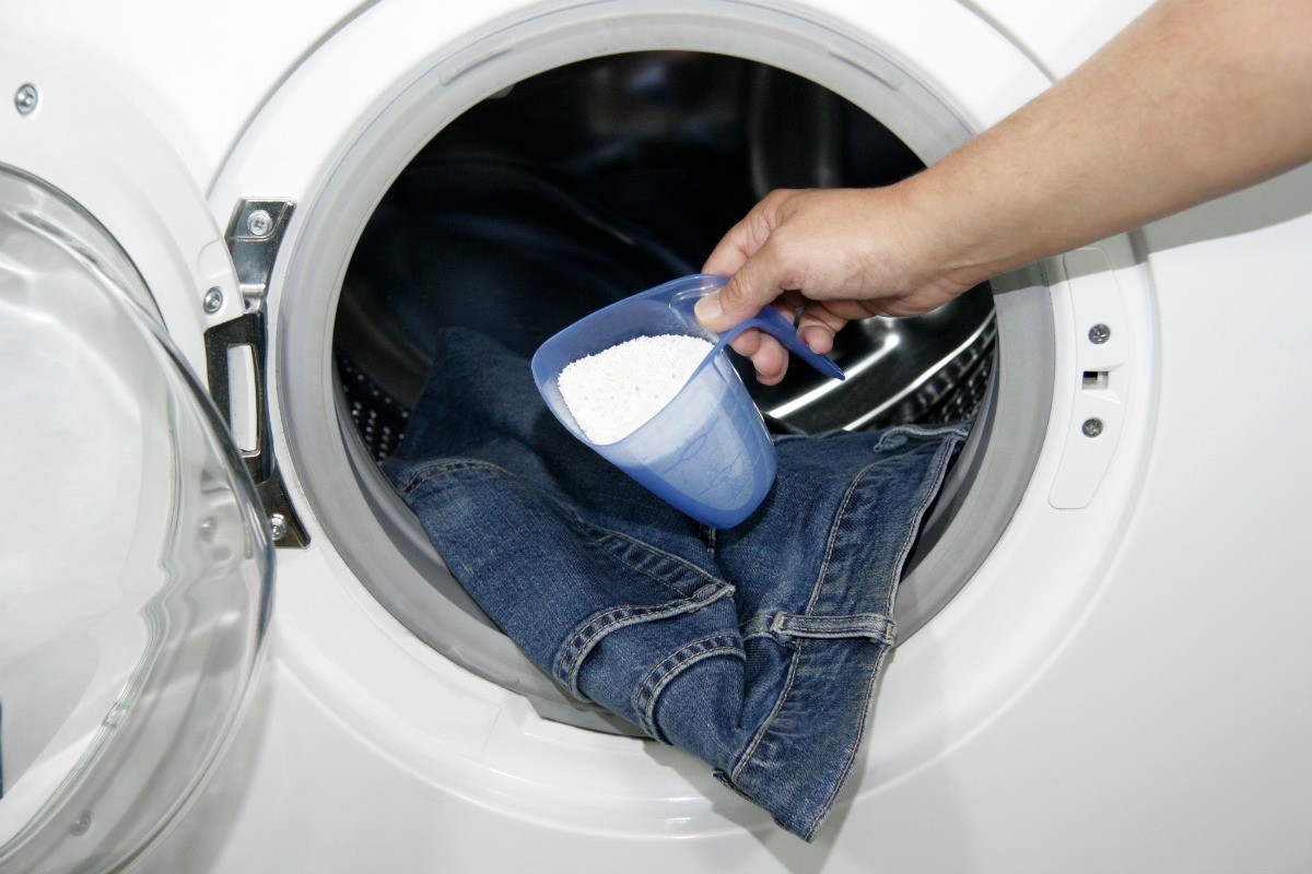 С чем можно стирать джинсы в стиральной машине: можно ли с белыми, вещами других цветов, какие с какими нельзя и почему?