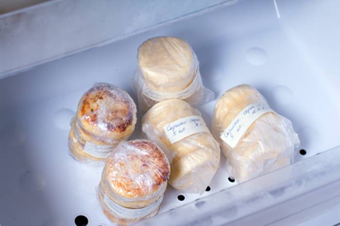 Можно ли замораживать сыр в морозилке на хранение и как его хранить в холодильнике?