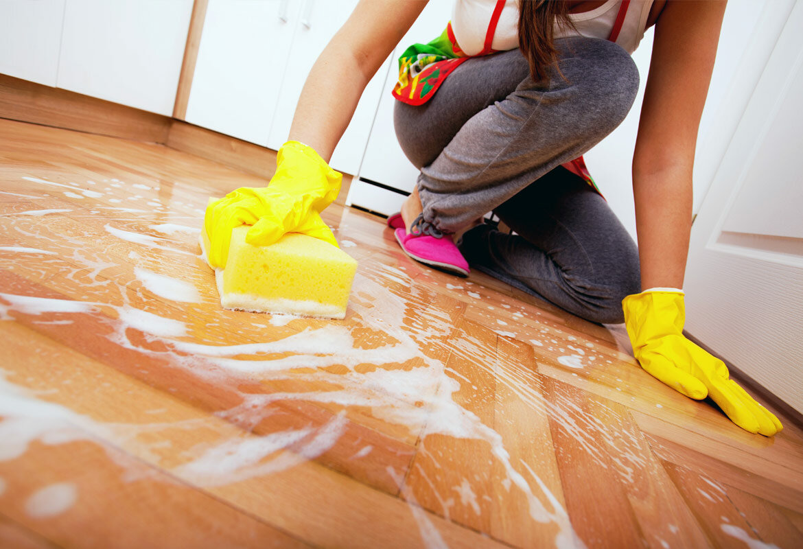 Чем отмыть линолеум от въевшейся грязи в домашних условиях: в офисе, на кухне (видео)