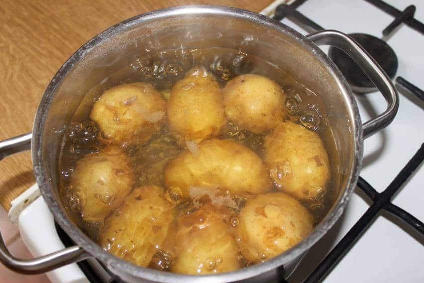 Как и сколько варить молодую картошку в мундире, с укропом, толченую на пюре, для окрошки, в супе, для салата оливье, винегрета, для ингаляции, для прикорма ребенку грудничку?