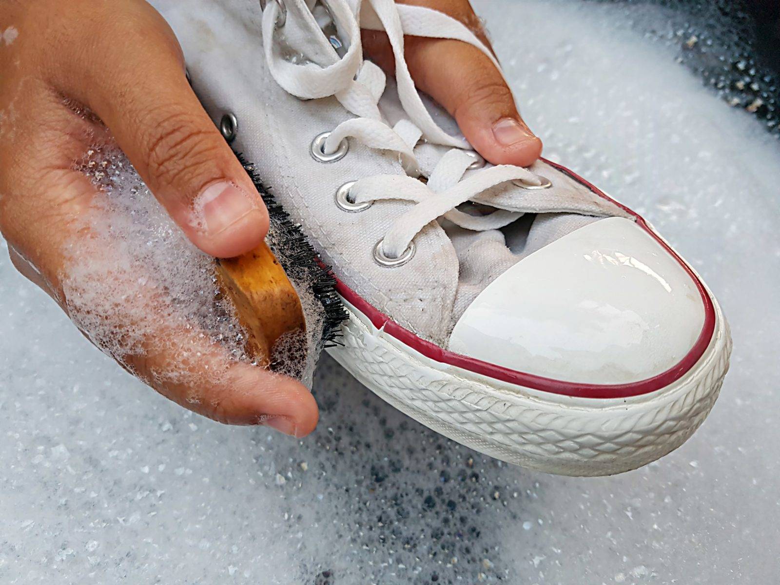 Как почистить белые кожаные кроссовки или кеды