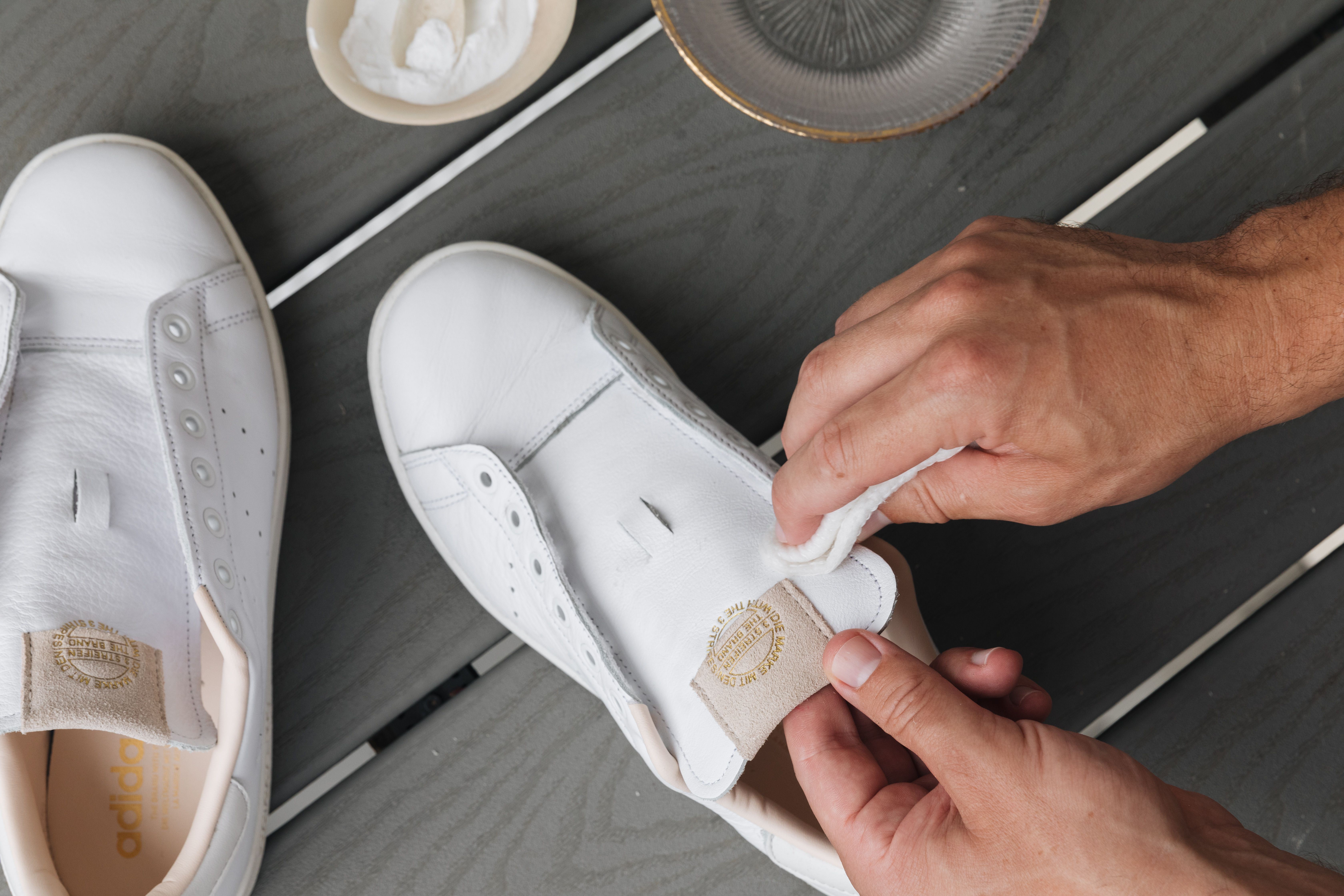 Как отстирать белые тканевые и кожаные кроссовки: ручной и машинный способы