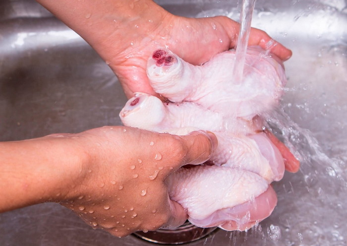 Как быстро разморозить курицу без микроволновки: способы и полезные советы