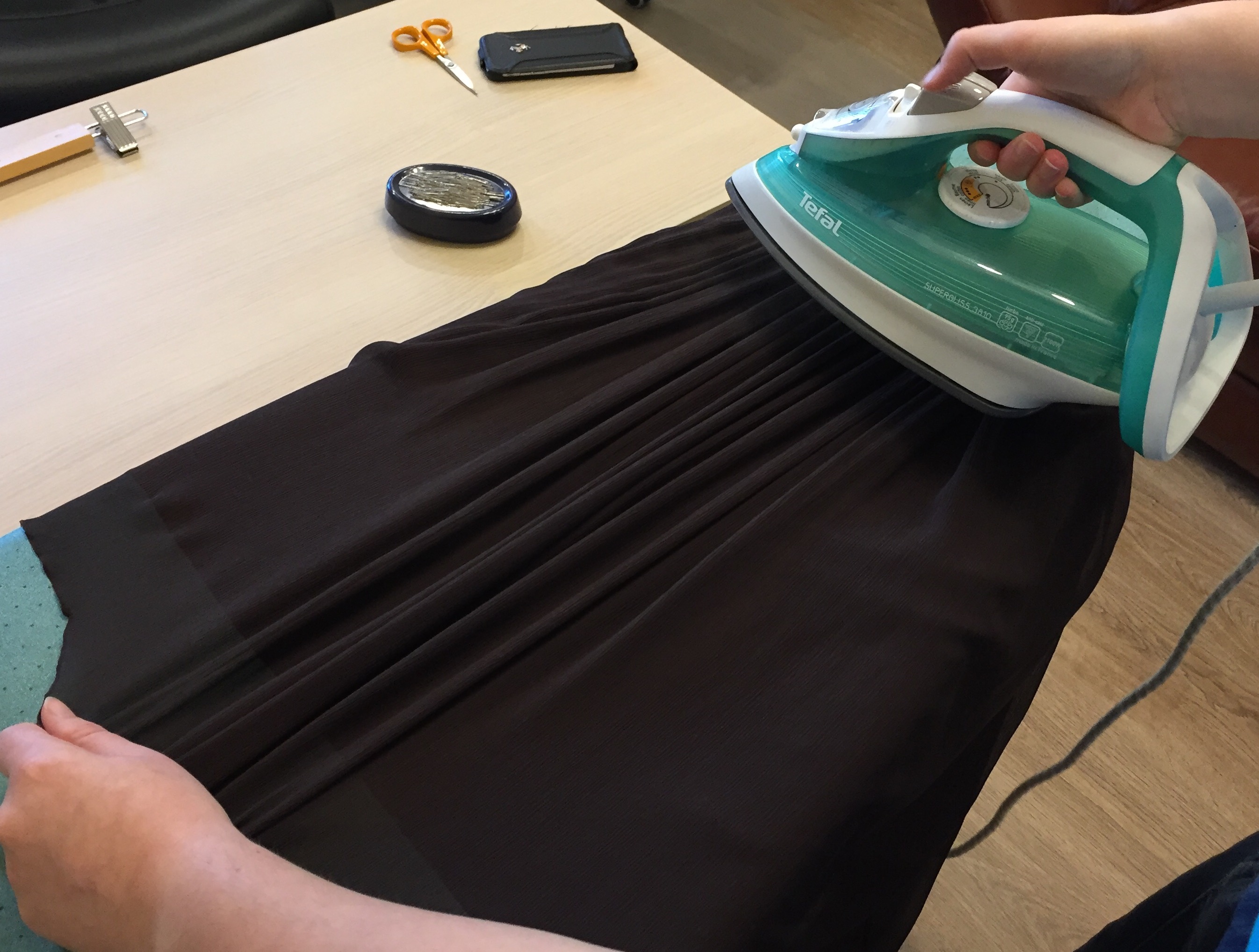 Как гладить плиссированную юбку в домашних условиях (из шифона, полиэстера и других тканей) утюгом после стирки и сохранить эффект плиссе?