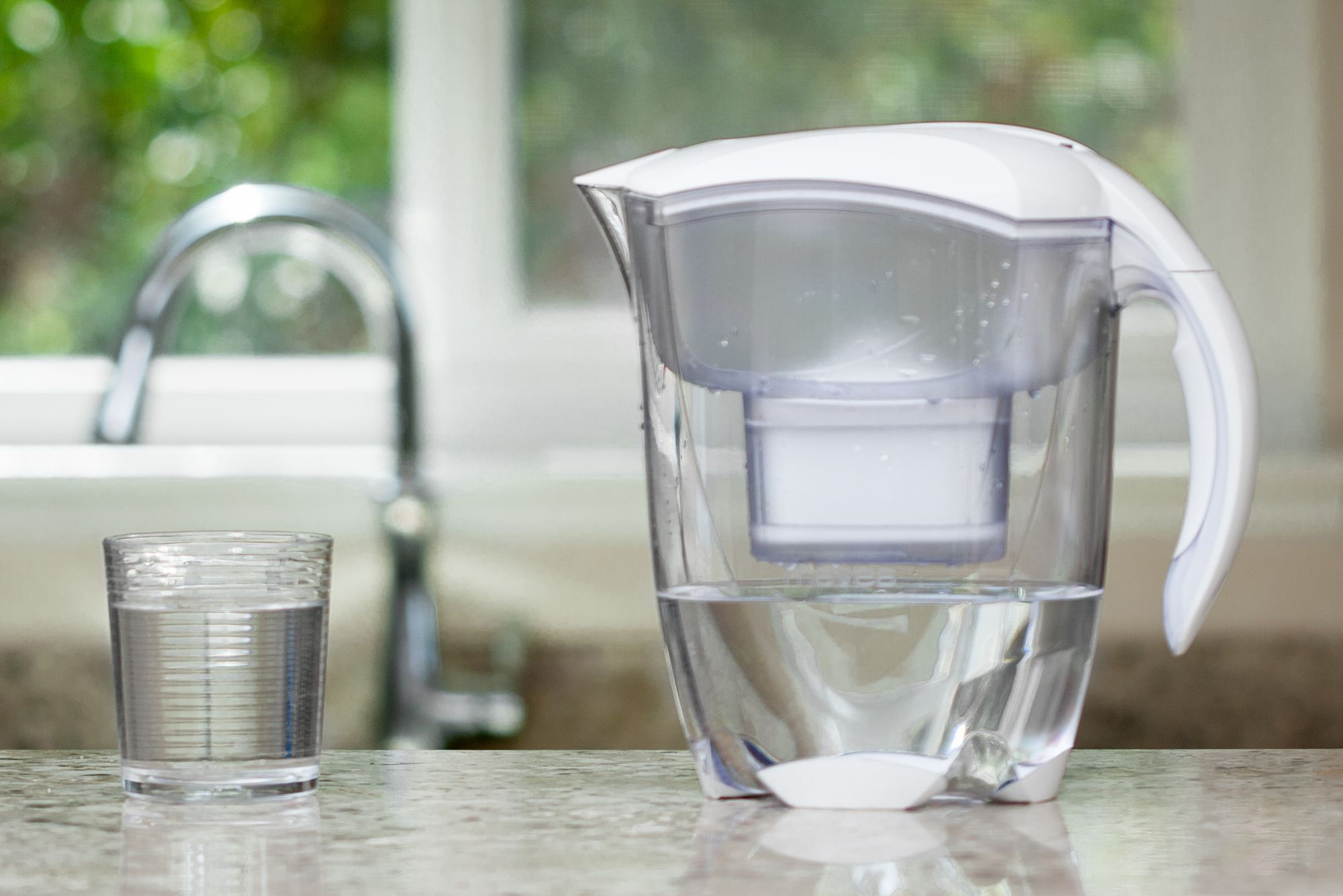 Питьевая вода дома фильтр. Фильтр для воды. Кувшин для очистки воды. Фильтр для воды кувшин. Кувшин для фильтрации воды.