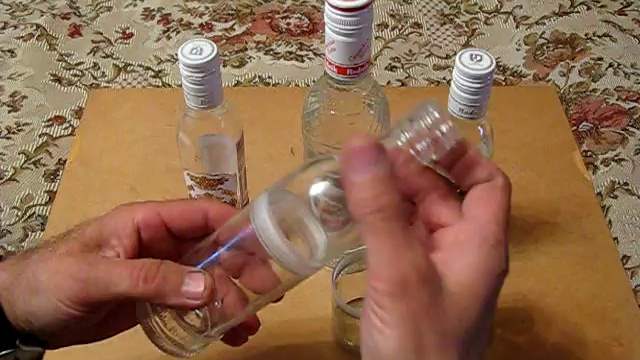 Пластиковые бутылки для полива огорода. варианты конструкций и пошаговое изготовление своими руками.