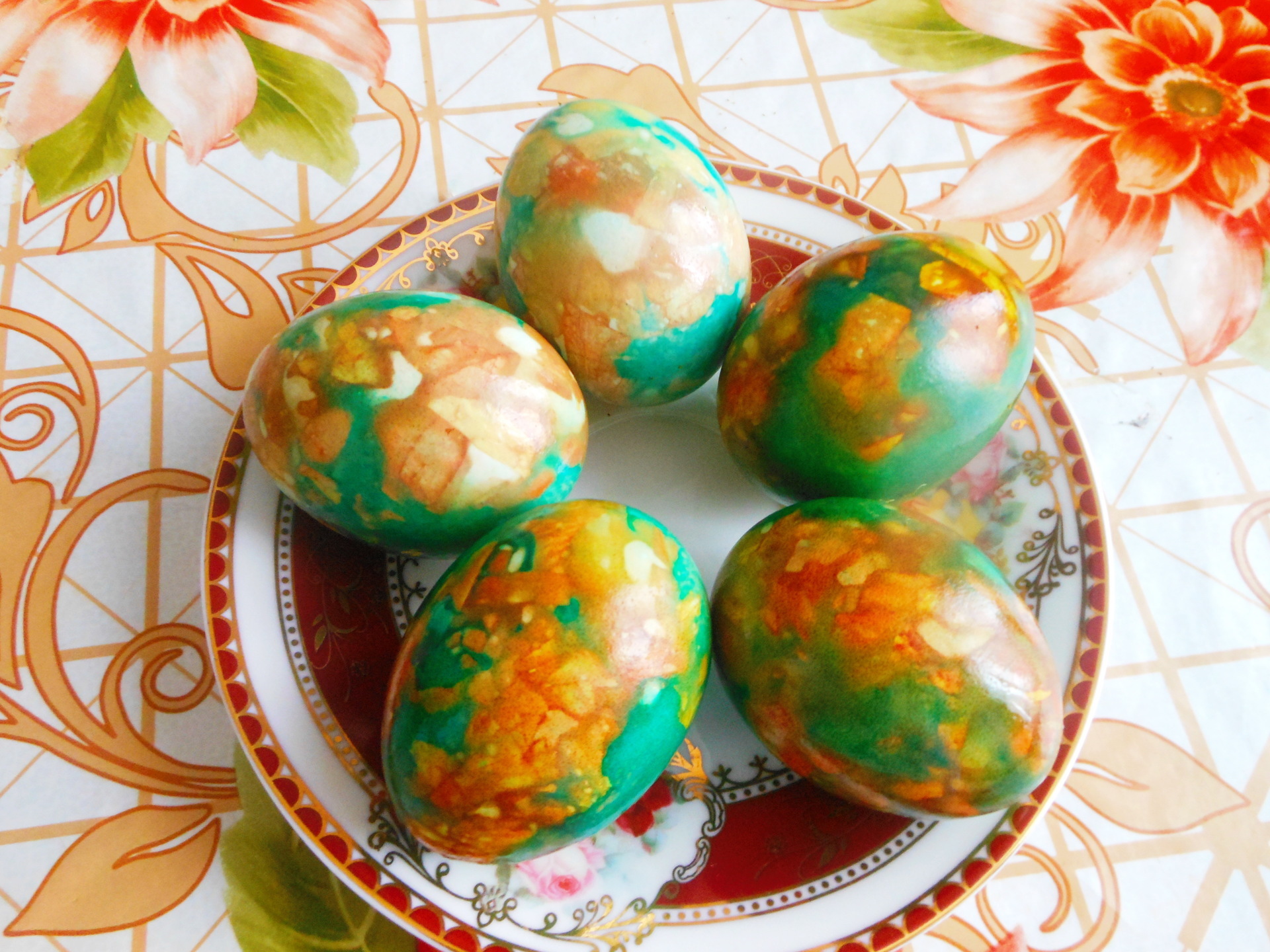 Как покрасить яйца в луковой шелухе с рисунком: пошаговый рецепт с фото