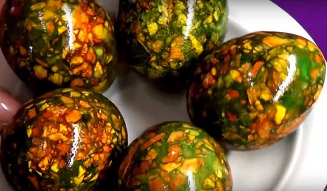 Как красить яйца в луковой шелухе с рисунком и узорами: лучшие способы, рецепт мраморных яиц на пасху