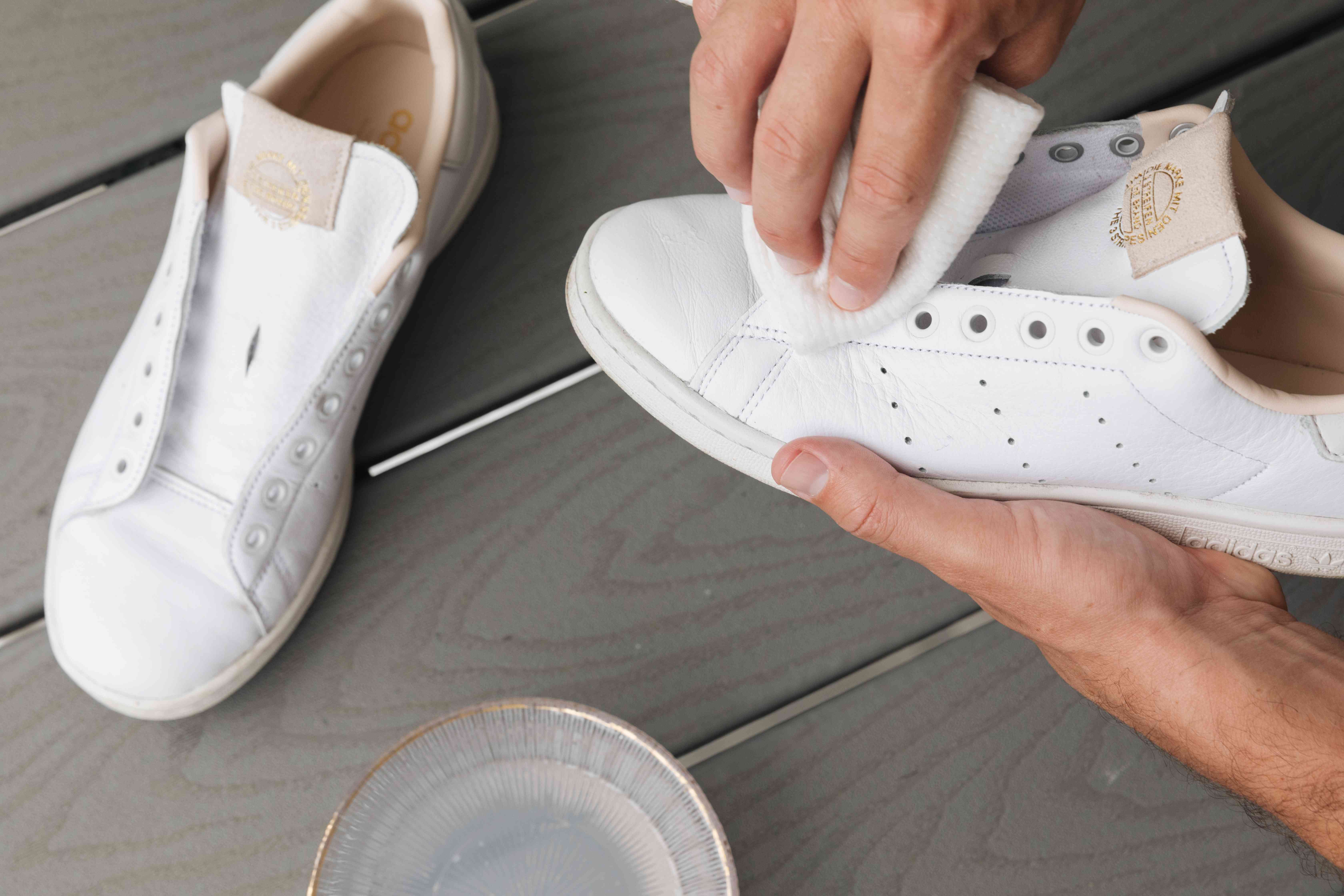 Чем и как почистить белые кроссовки в домашних условиях, чтобы они выглядели как новые