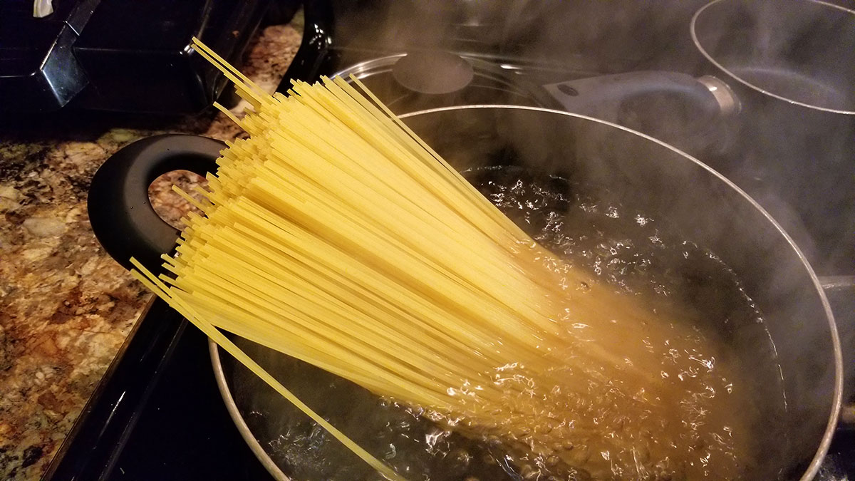 Как варить макароны: пошаговая инструкция - сколько варить, чтобы не слипались