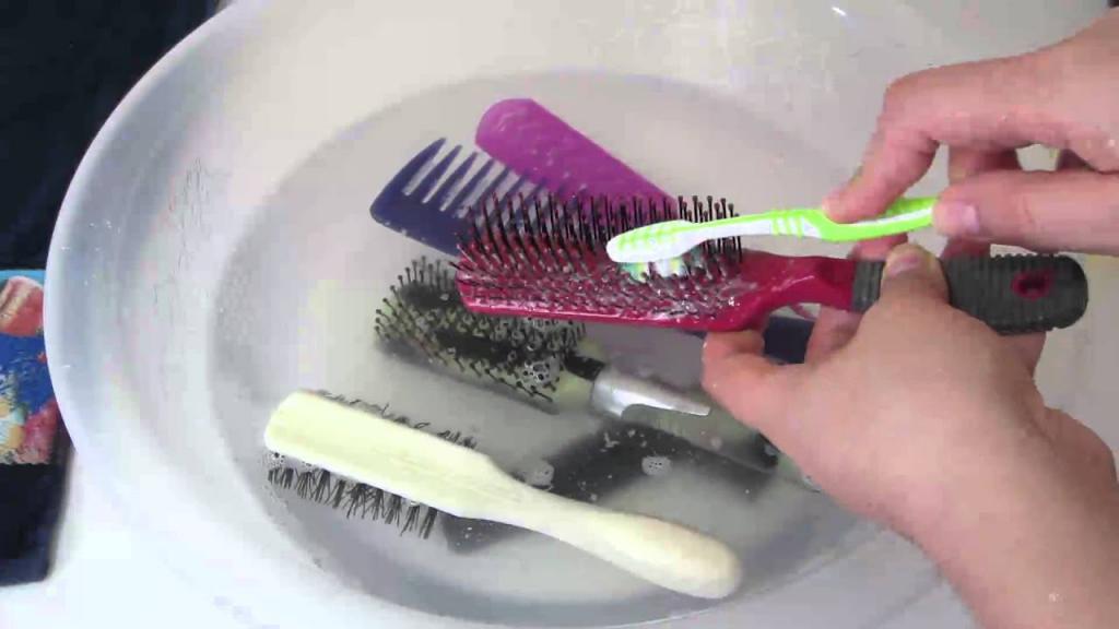 Как очистить расческу от волос и грязи в домашних условиях