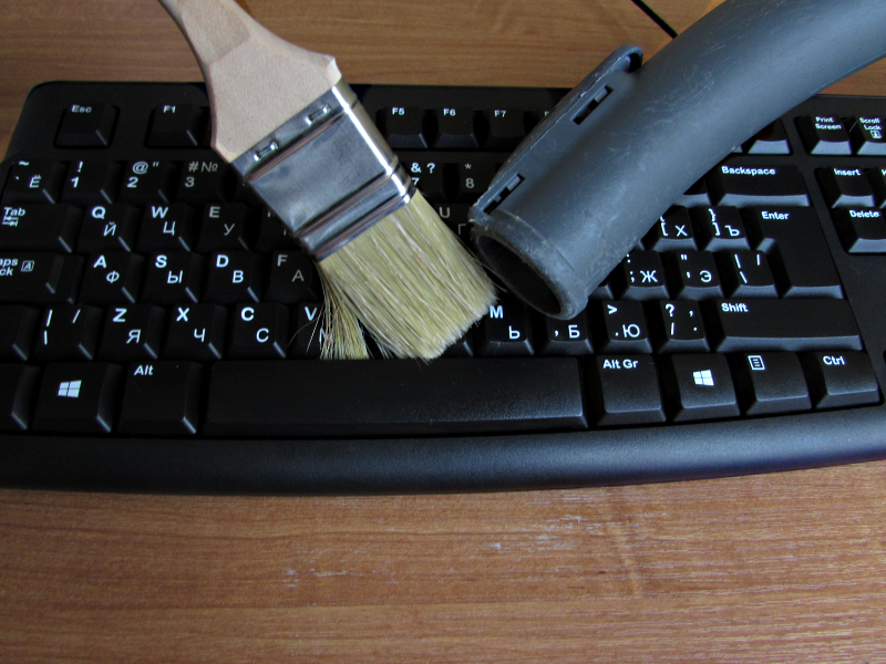 Как почистить клавиатуру от пыли в домашних условиях: простые способы