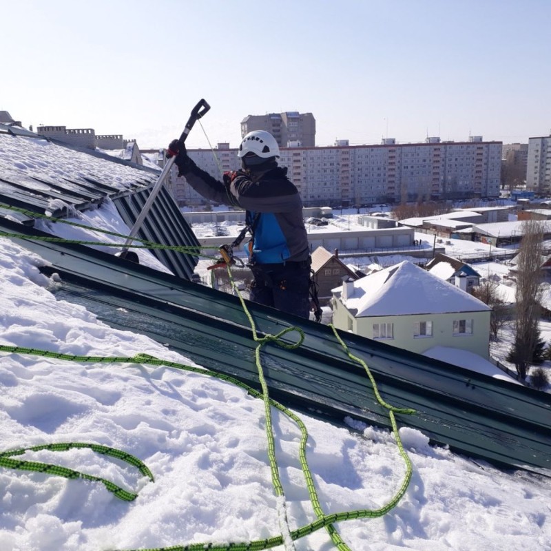 Как правильно убирать снег с крыши частного дома?