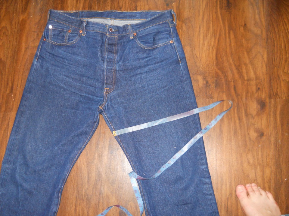 Что делать, если джинсы растянулись на коленях: 3 проверенных способа