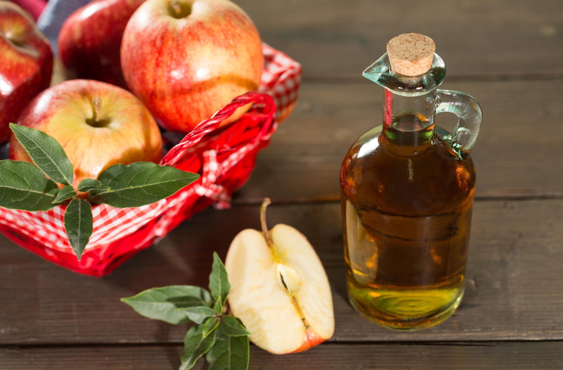 Можно ли добавлять яблочный уксус в различные блюда Польза по сравнению с синтетическим аналогом Популярные рецепты Как выбрать качественный продукт, как его хранить