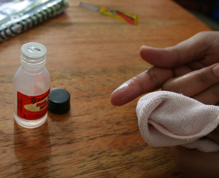 Как убрать клей "момент" с кожи рук, пальцев в домашних условиях, чем отмыть?