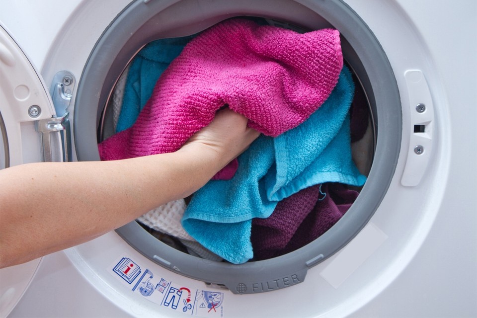 Как стирать флисовые вещи в стиральной машине и вручную? чем и при какой температуре?