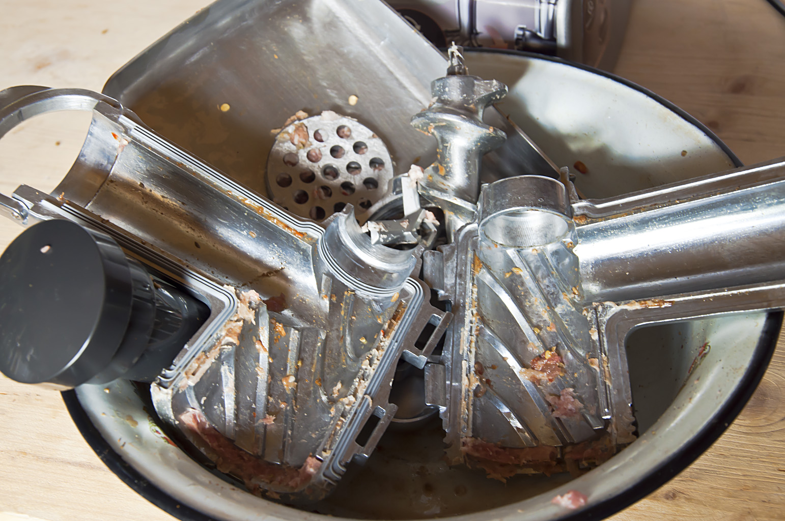 После посудомоечной машины почернела мясорубка: что делать?