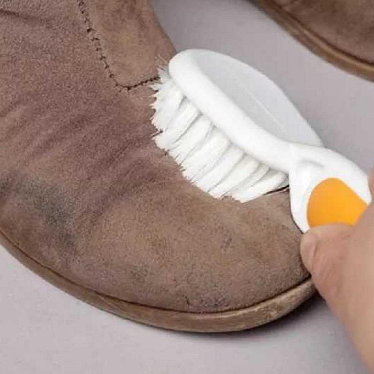 Как чистить замшевую обувь (туфли и сапоги) от грязи и соли в домашних условиях