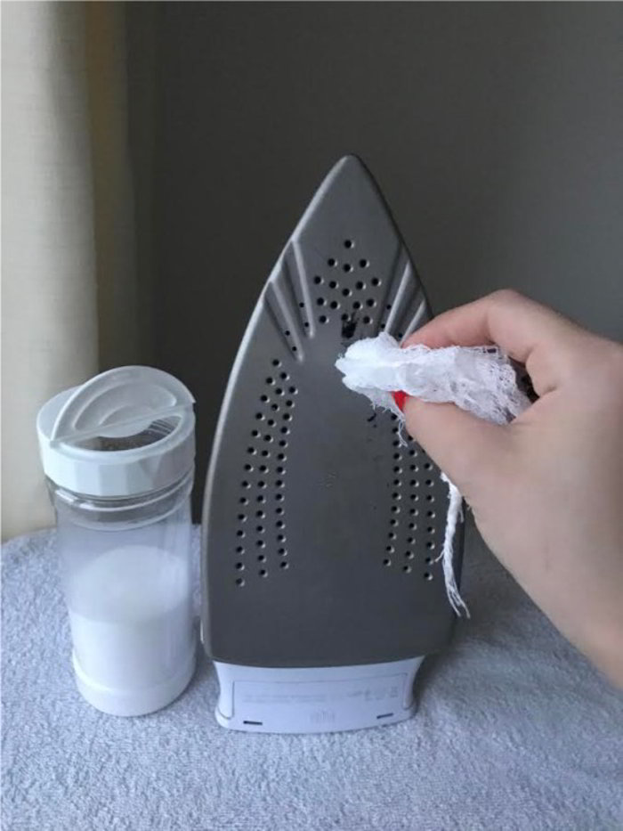 Как очистить утюг от пригоревшей ткани: чем убрать нагар в домашних условиях