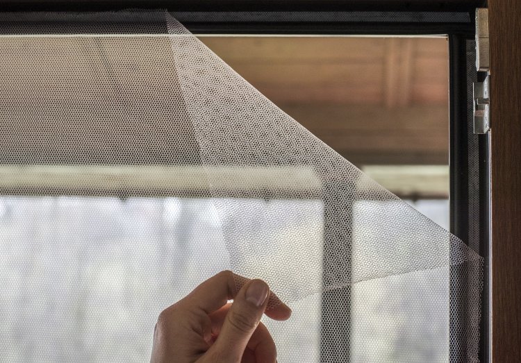 Как выбрать москитную сетку на пластиковое окно для дома