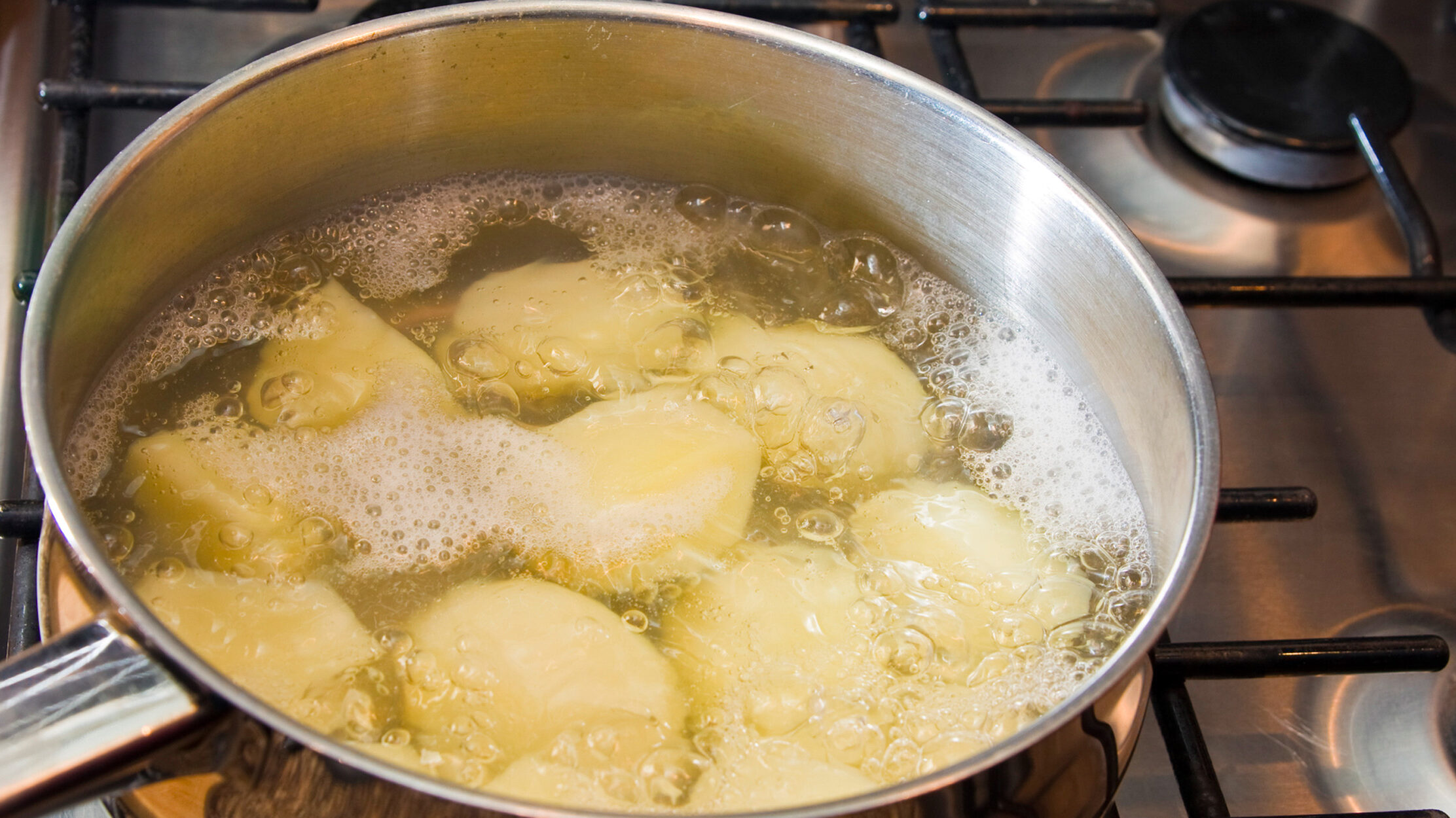 Как использовать картофельные очистки в качестве удобрения