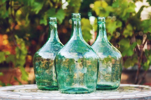 Как отмыть стеклянную или пластиковую бутыль с узким горлышком внутри от зеленого налета, вина или масла в домашних условиях Как избавиться от запаха из бутыли