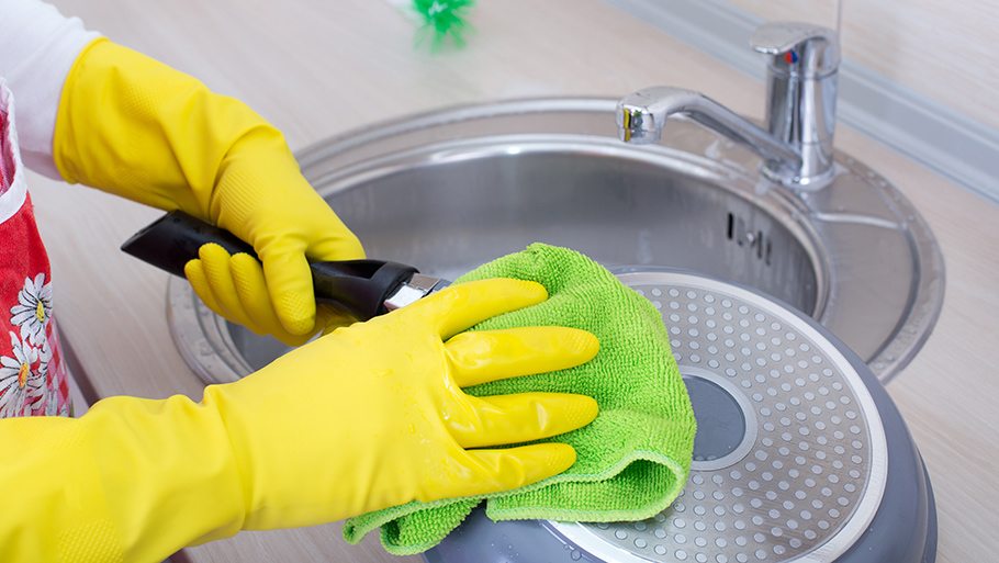 Чем можно помыть посуду без моющего средства