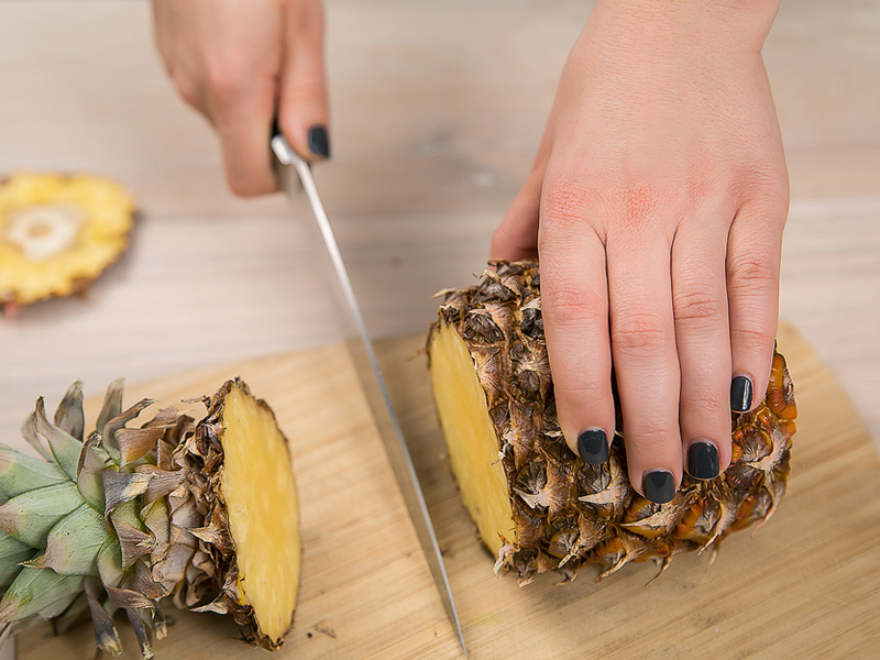Как красиво нарезать ананас на праздничный стол. способы нарезки ананаса :: syl.ru