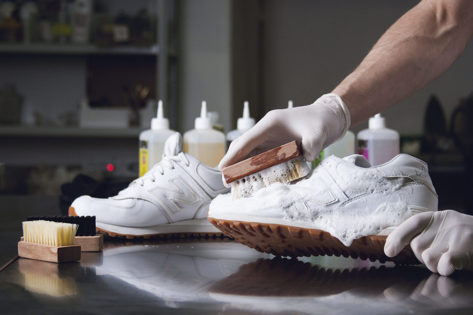 Как почистить белые кожаные кроссовки или кеды в домашних условиях