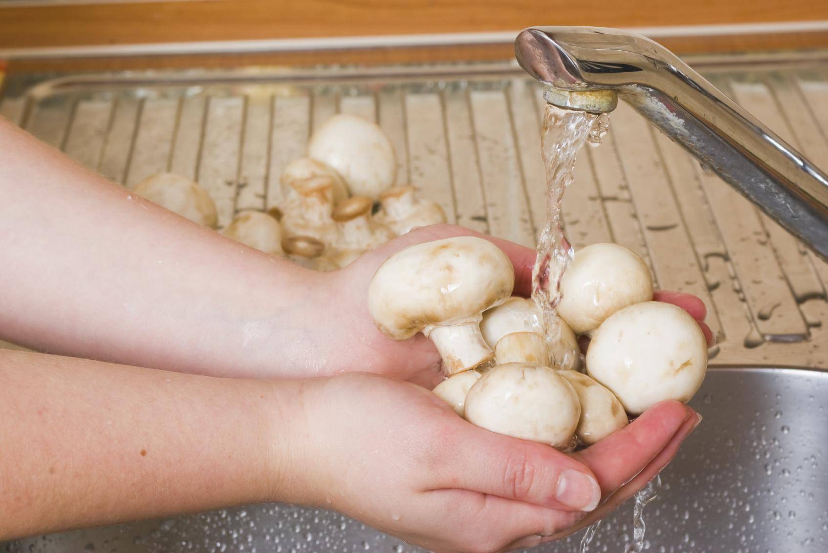 Нужно ли и как чистить свежие, королевские, коричневые шампиньоны перед приготовлением? как мыть, чистить, резать и сколько времени варить и жарить свежие и замороженные грибы шампиньоны до готовности в супе, для салата?