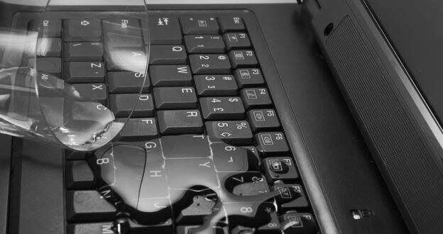 Залил клавиатуру на ноутбуке - не работают клавиши, что делать: как спасти компьютер самостоятельно