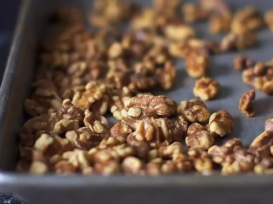 При какой температуре сушить орехи в духовке