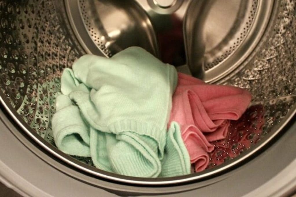 Как стирать шерстяные вещи вручную или в стиральной машине