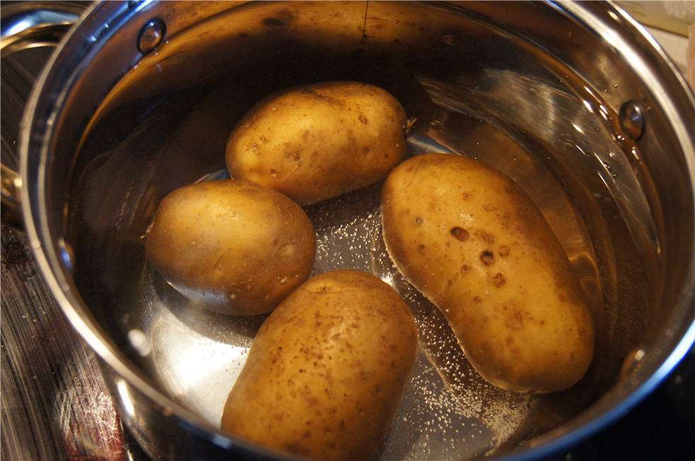 Как вкусно отварить картошку целиком, кусочками, в мундире