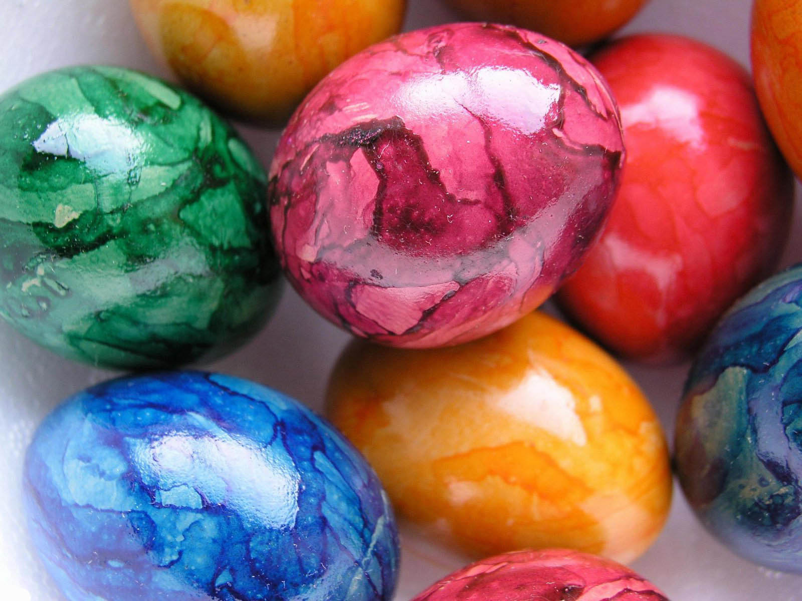 Покрасить яйца к празднику Пасхи в домашних условиях можно с помощью приправы куркумы