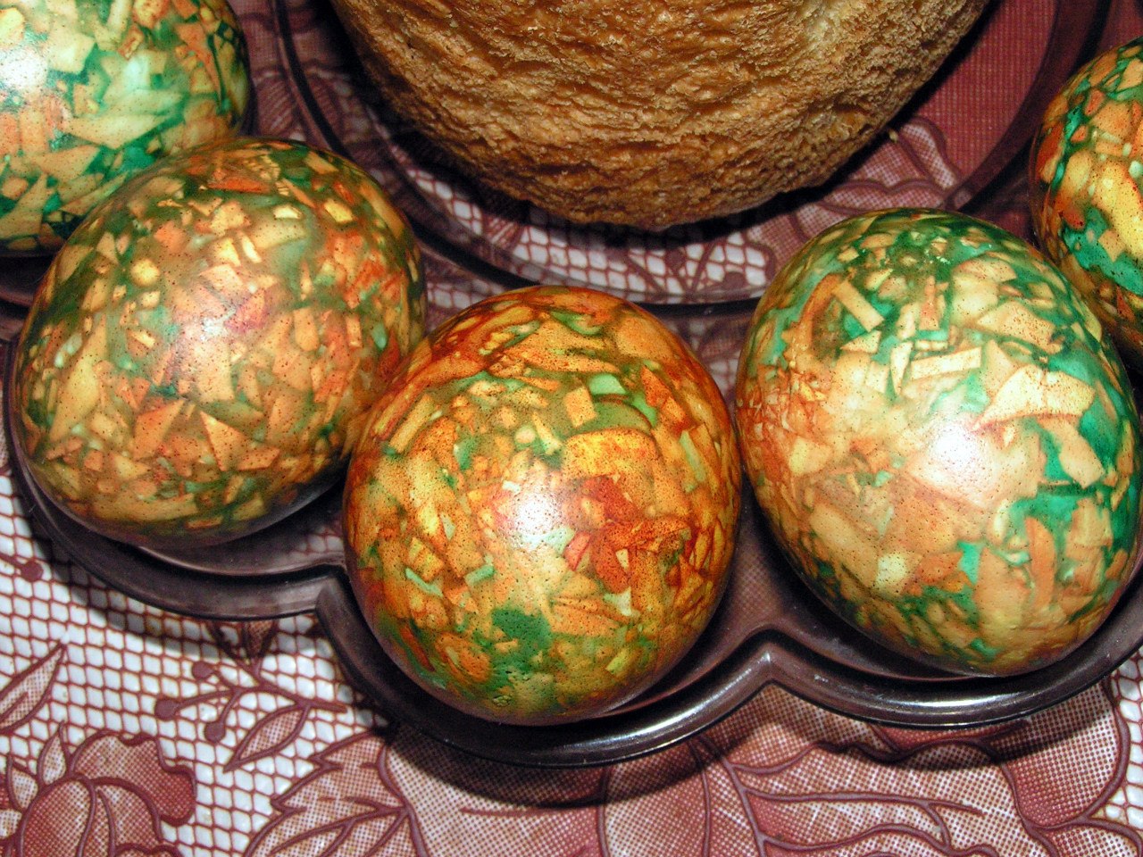 Красить яйца в луковой шелухе - 4 интересных способа