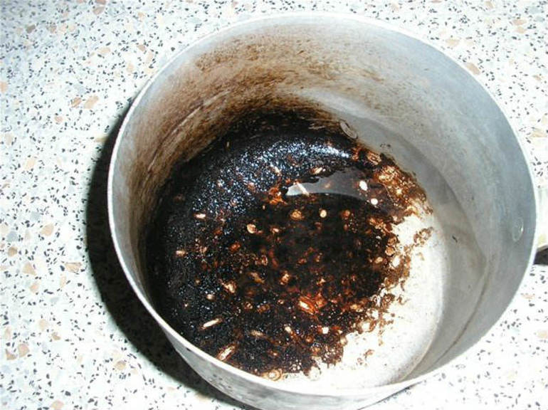 11 способов очистить любую кастрюлю от пригоревшего варенья