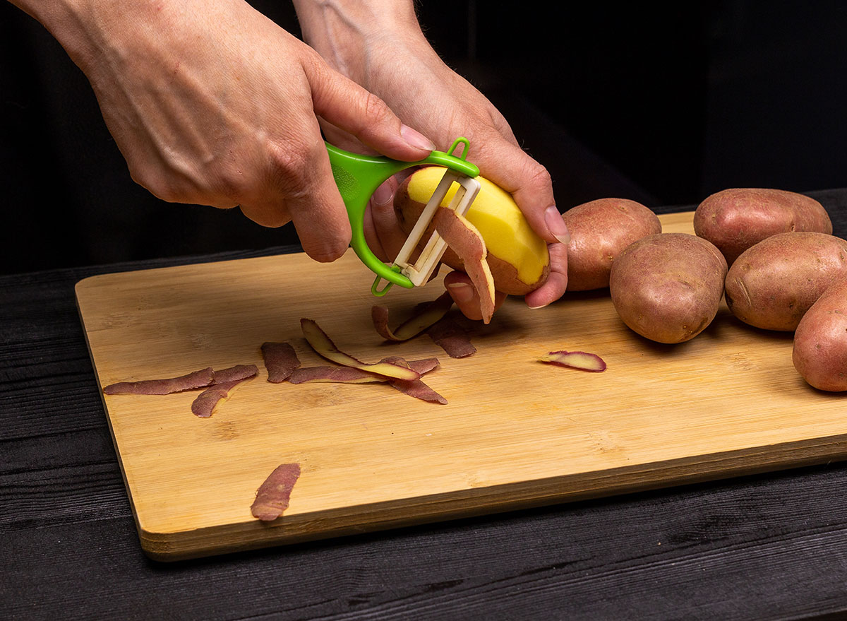 Теперь чищу картофель без ножа: простой лайфхак увидела у блогера