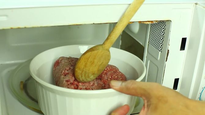 Как быстро разморозить мясо из морозилки: в холодильнике, воде, микроволновке и др.