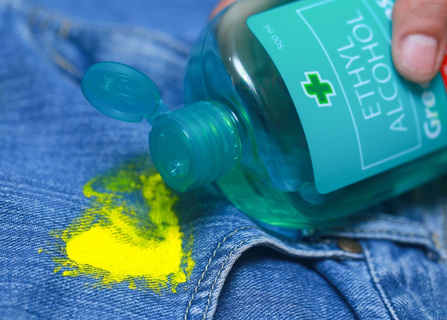 Как вывести краску с джинсов и очистить поверхность в домашних условиях?
