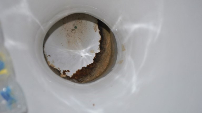 Как почистить бачок унитаза внутри от ржавчины и налета: как отмыть и очистить? 