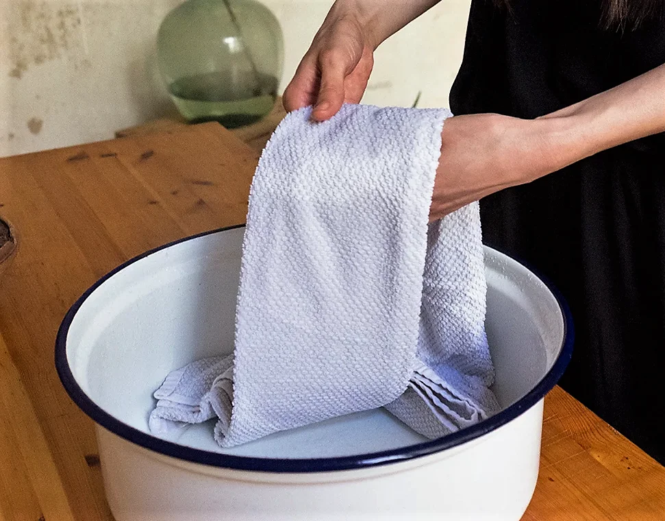 Как отстирать кухонные полотенца от застарелых пятен, жирные в домашних условиях: с маслом, кипячением, в микроволновке, в машинке, горчицей