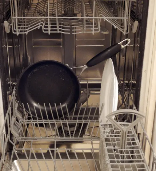 Сковорода в посудомойке: так можно ли мыть тефлон или чугун в пмм?