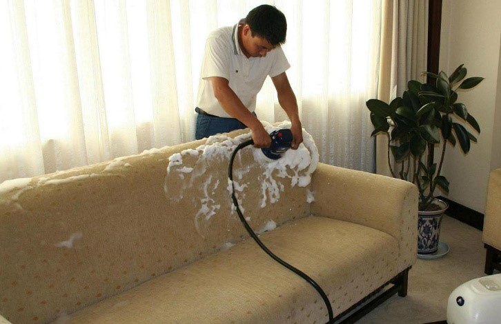 Каким пылесосом чистят диваны профессионалы - обычным или моющим