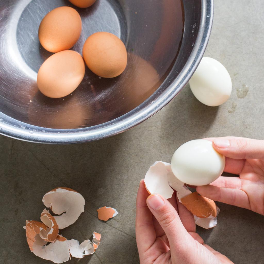 Как варить яйца, чтобы скорлупа легко чистилась (сколько варить, можно ли доваривать яйца после охлаждения)